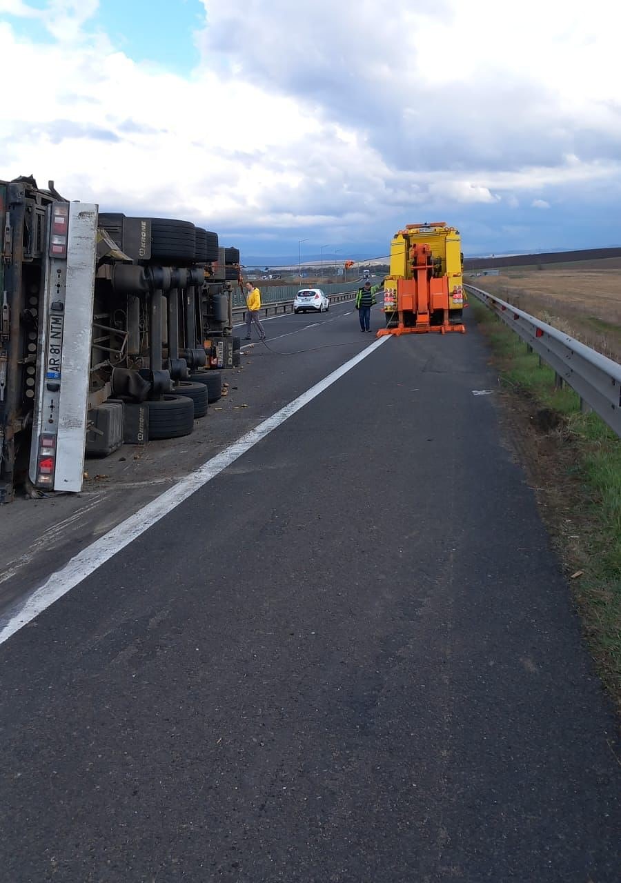 update accident pe autostradă între sibiu și sebeș - trafic blocat după ce un tir plin cu cartofi s-a răsturnat