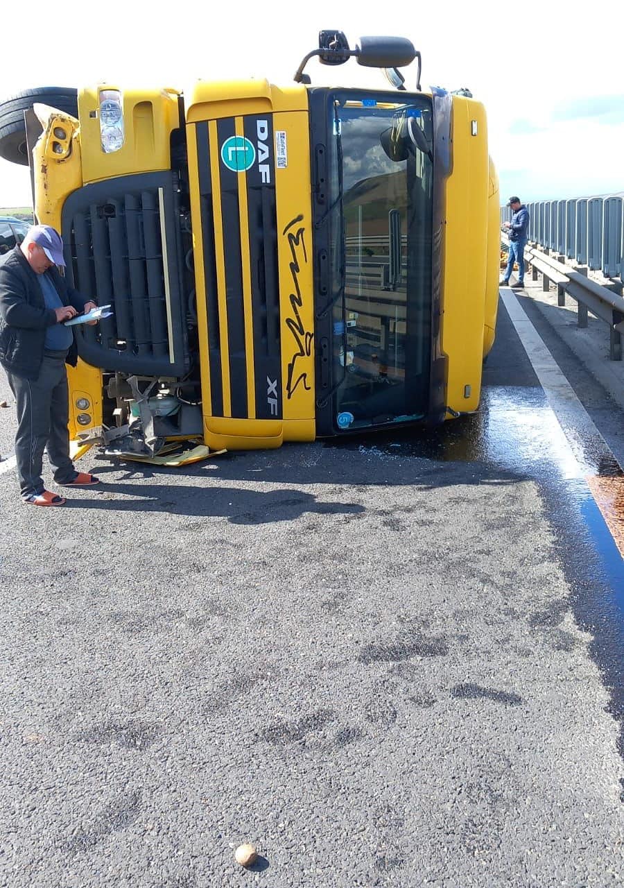 update accident pe autostradă între sibiu și sebeș - trafic blocat după ce un tir plin cu cartofi s-a răsturnat