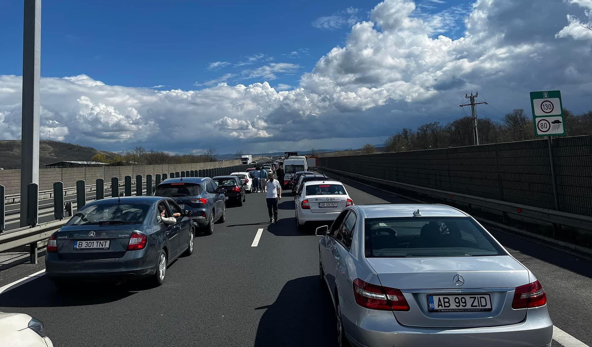 update accident pe autostradă între sibiu și sebeș - trafic blocat după ce un tir plin cu cartofi s-a răsturnat