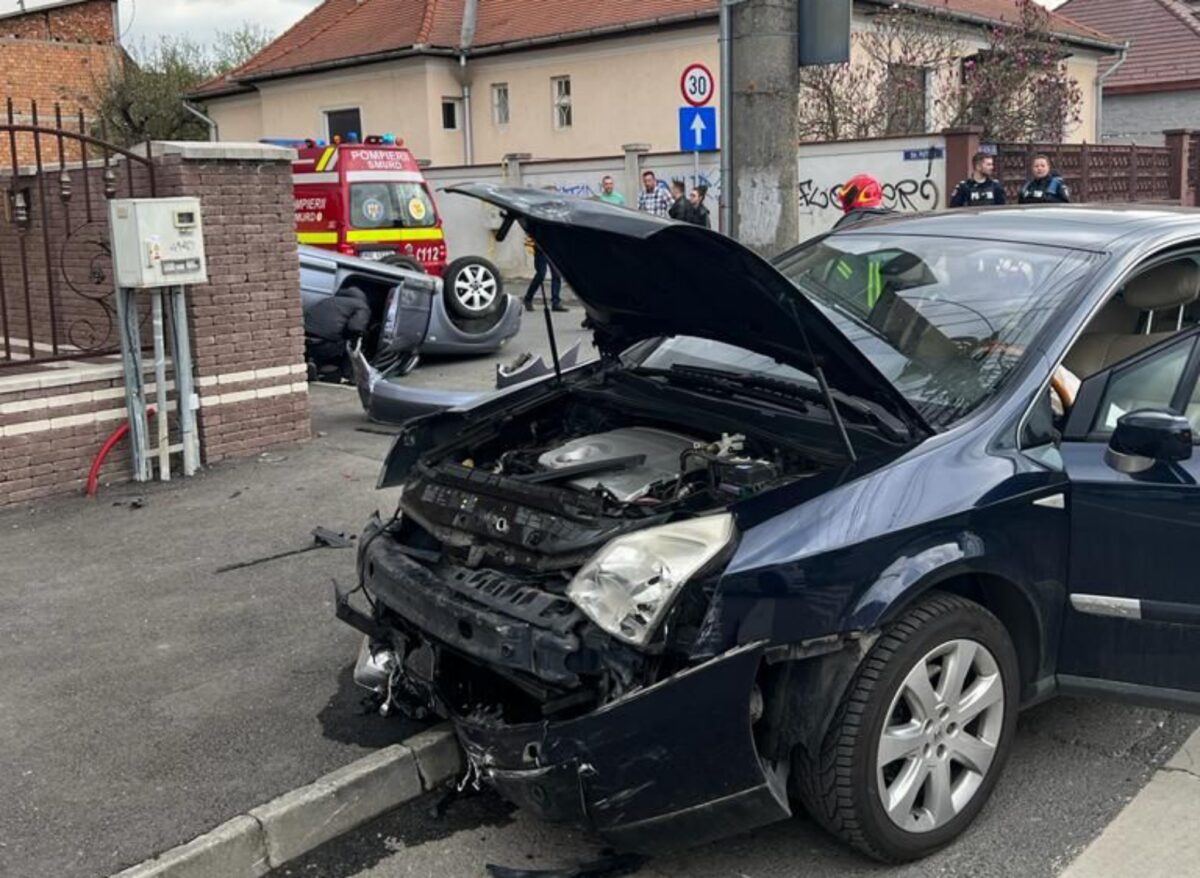 două șoferițe duse la spital după ce s-au bușit într-o intersecție din sibiu - una dintre ele nu a dat prioritate