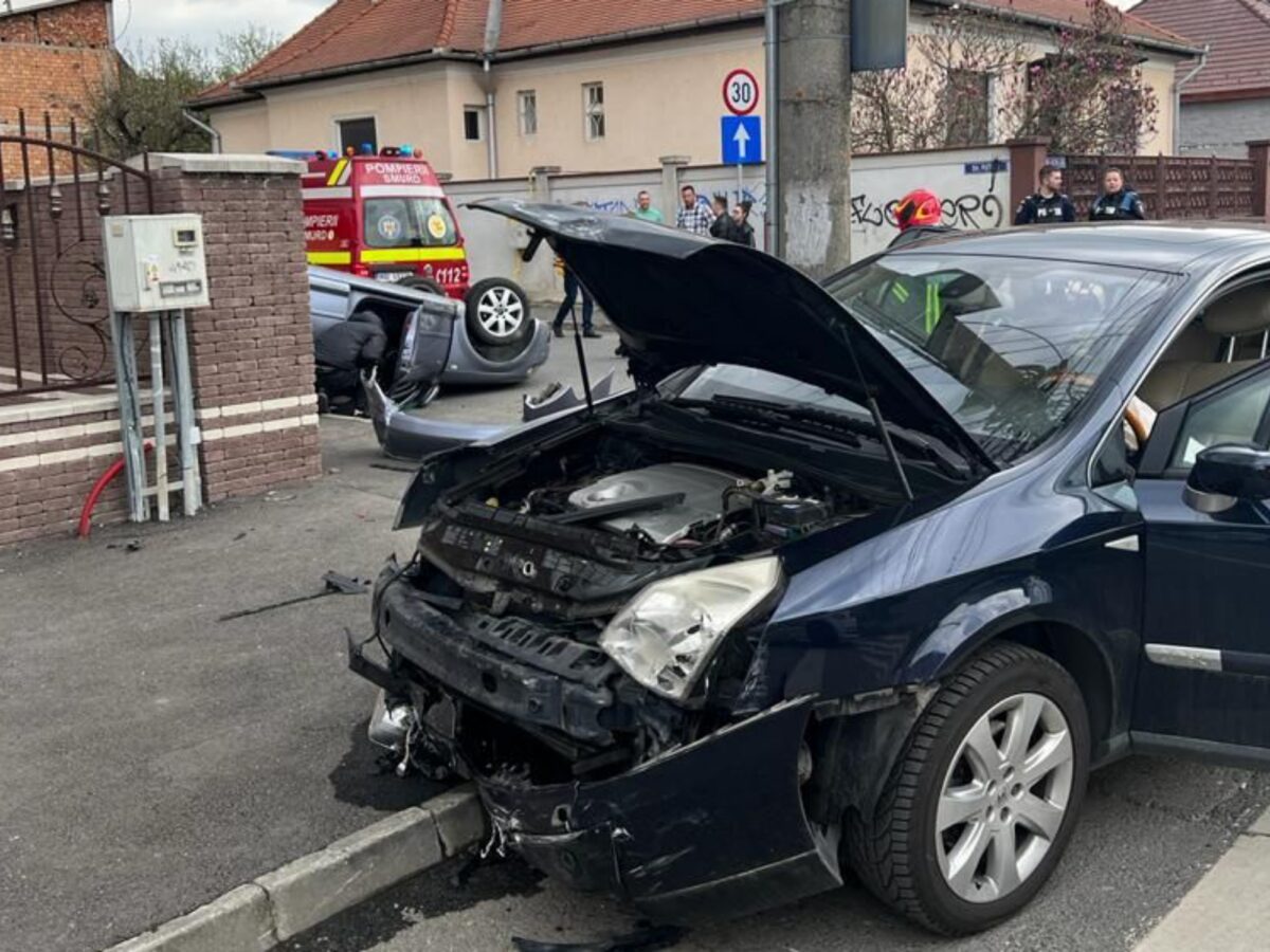 Două șoferițe duse la spital după ce s-au bușit într-o intersecție din Sibiu - Una dintre ele nu a dat prioritate