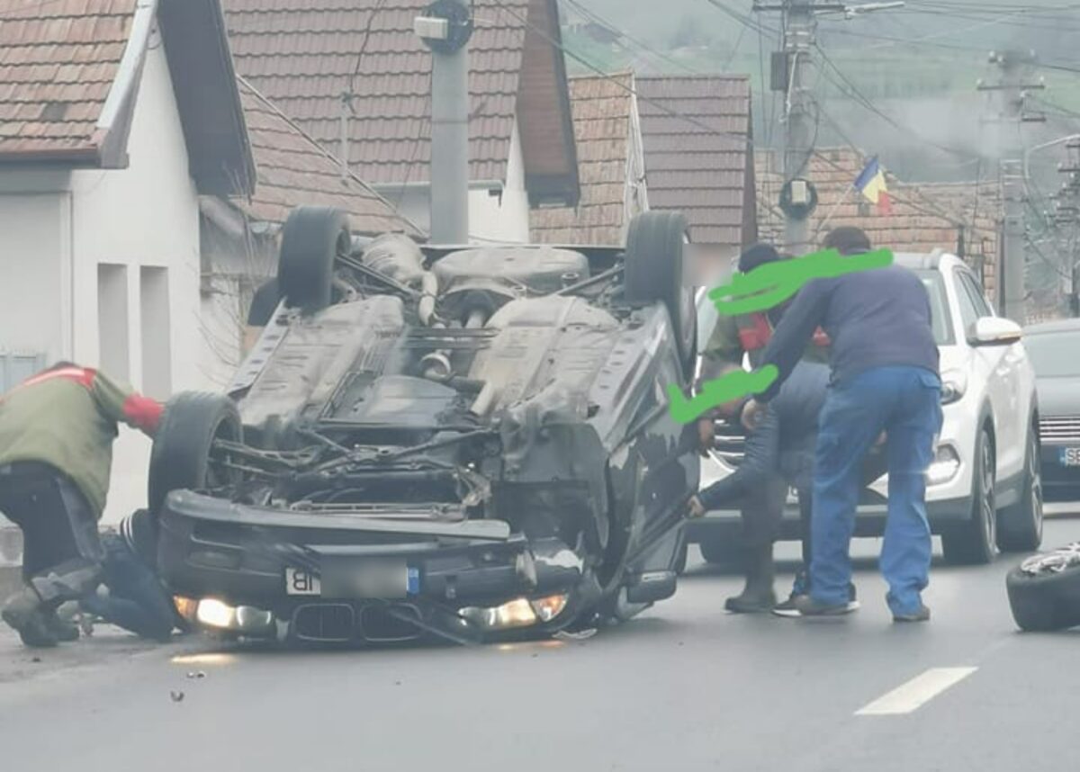 Accident pe DN14 la Slimnic - O mașină a lovit un cap de pod - Doi copii răniți, duși la spital