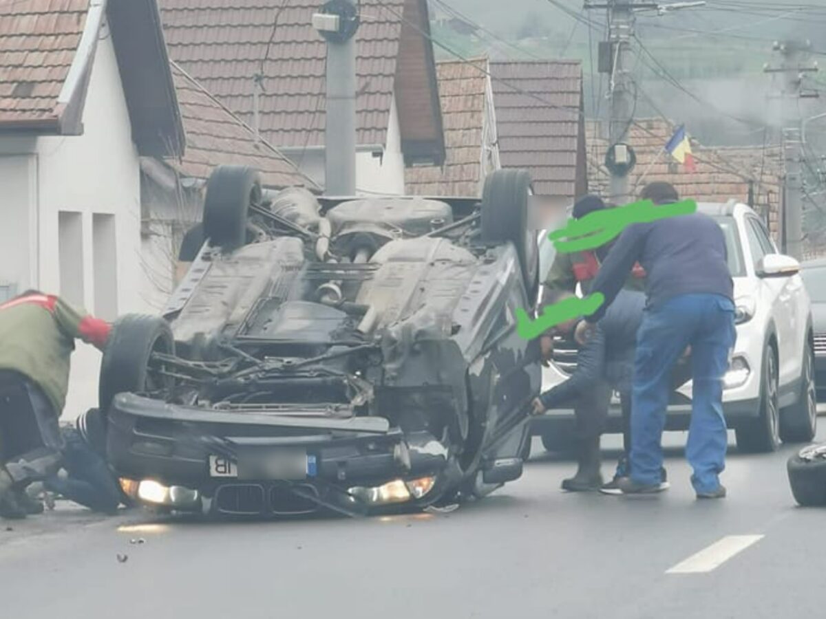 Accident pe DN14 la Slimnic - O mașină a lovit un cap de pod - Doi copii răniți, duși la spital