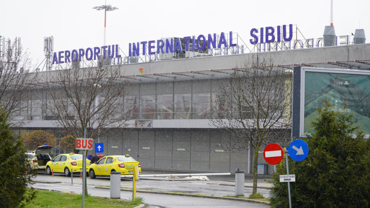 Aeroporul din Sibiu pierde teren în fața celui din Brașov. Pasageri mai mulți, zboruri mai puține