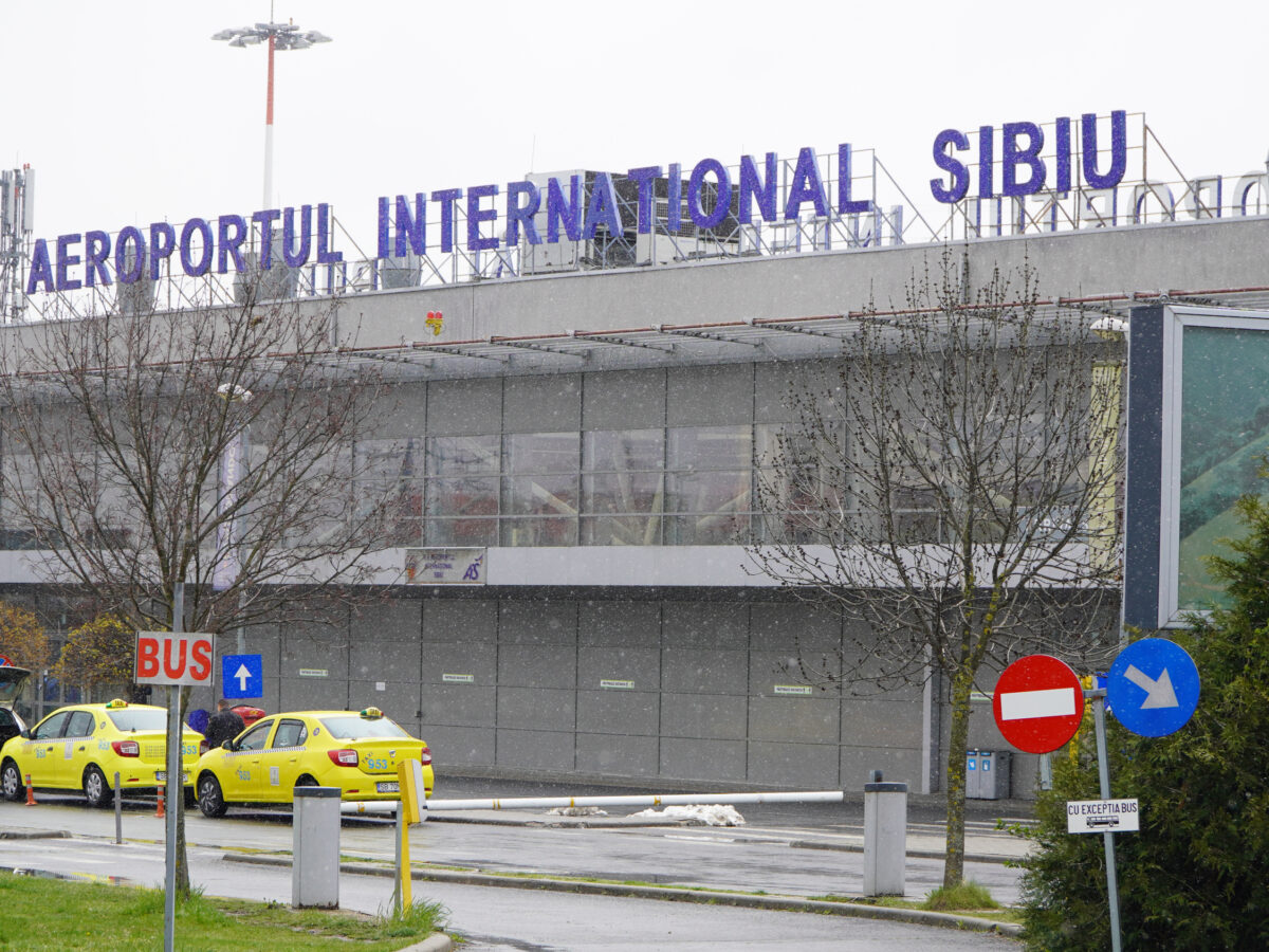 Aeroporul din Sibiu pierde teren în fața celui din Brașov. Pasageri mai mulți, zboruri mai puține