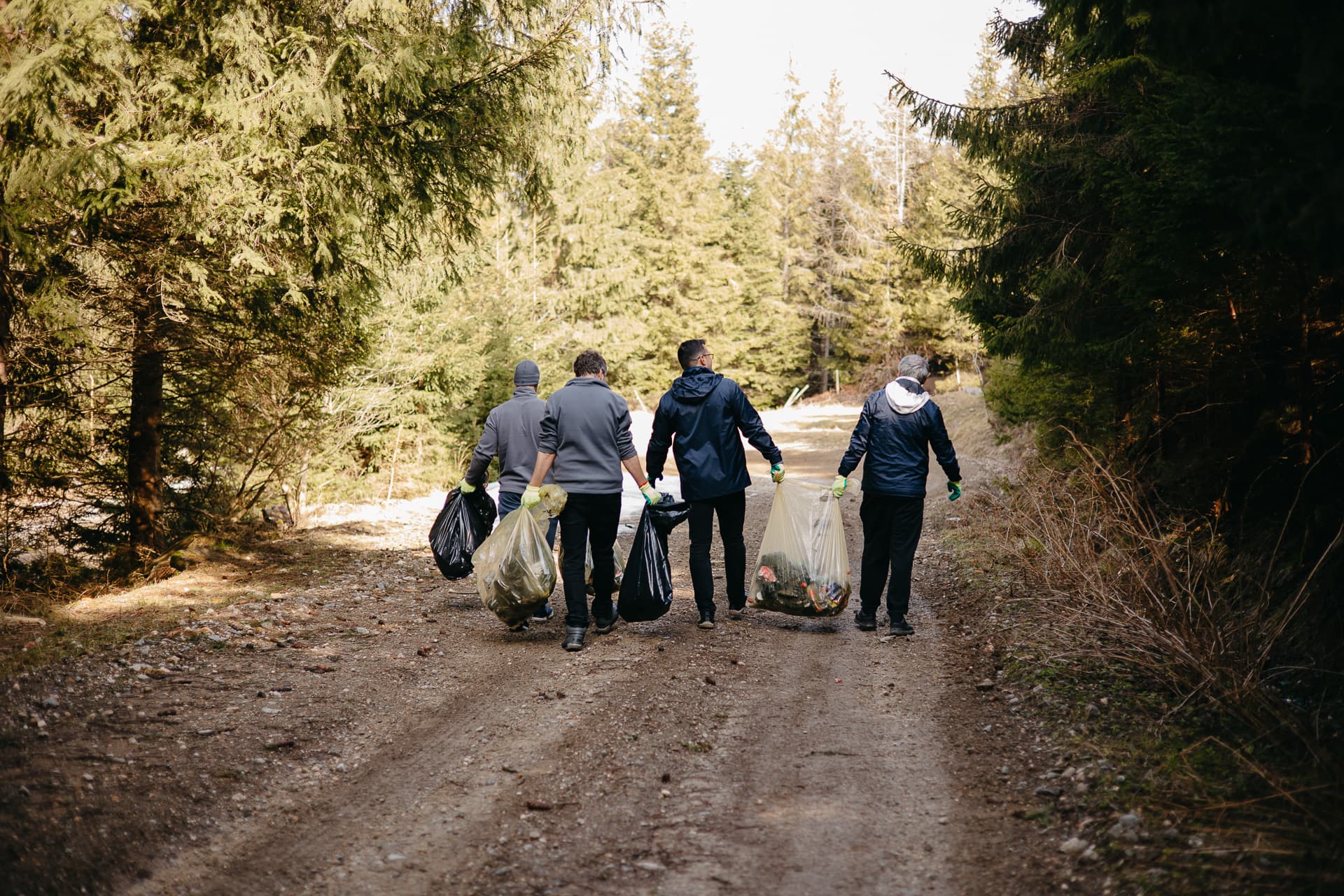 Ecologizarea Stațiunii Păltiniș la cea de-a patra ediție a Drumețeniei - drumeție pentru curățenie