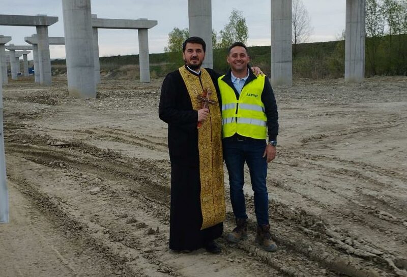 slujbă de binecuvântare pe lotul 5 al autostrăzii sibiu - pitești: preotul s-a rugat pentru protecția muncitorilor