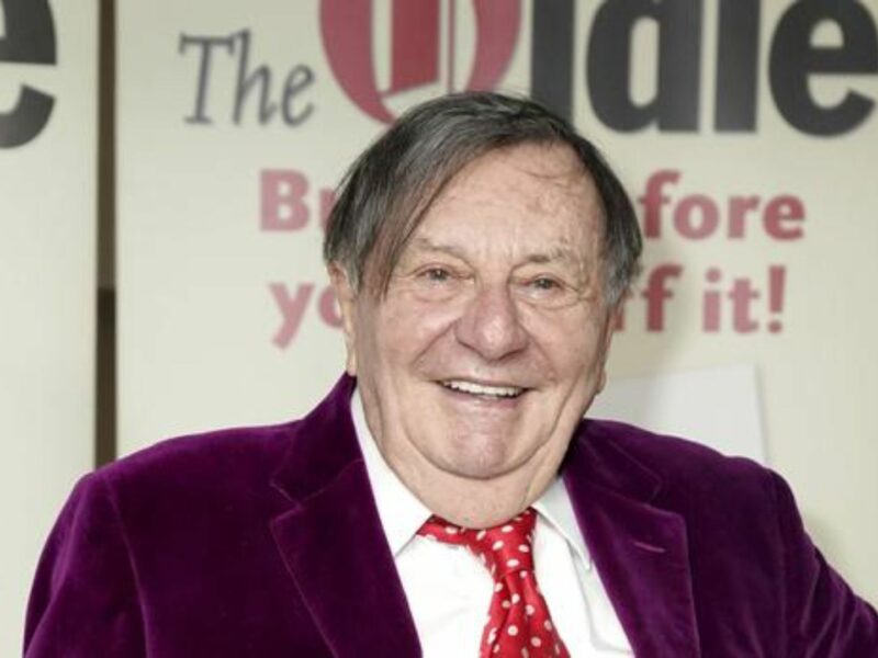 a murit cunoscutul actor barry humphries - avea 89 de ani