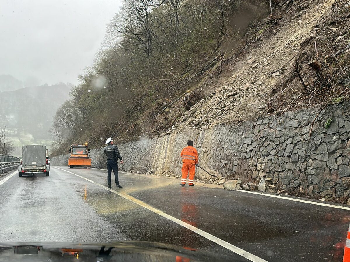 video foto: cad pietre pe valea oltului - trafic îngreunat între călinești și câineni