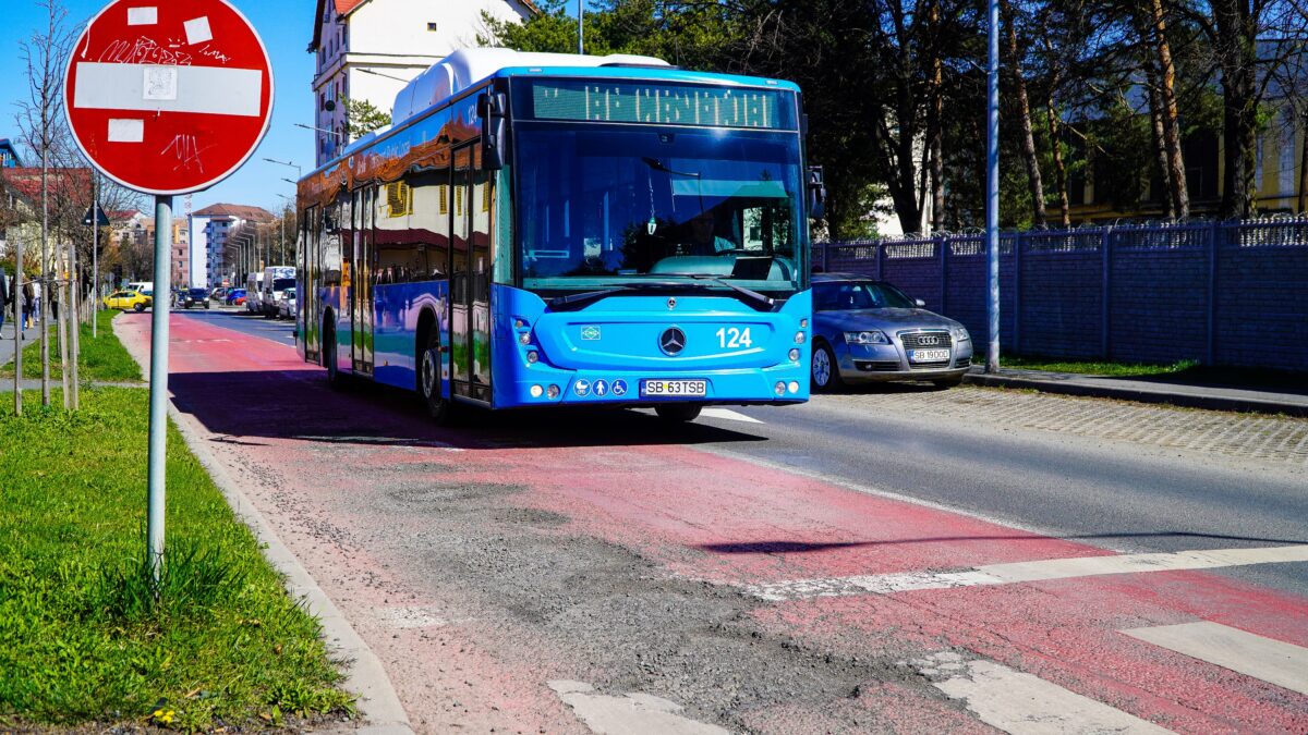 Petiție pentru autobuze Tursib între Cartierul Arhitecților și Sibiu. Primarul Cisnădiei are altă soluție: „Așteptăm să ajungă microbuzele noi de la Guvern”