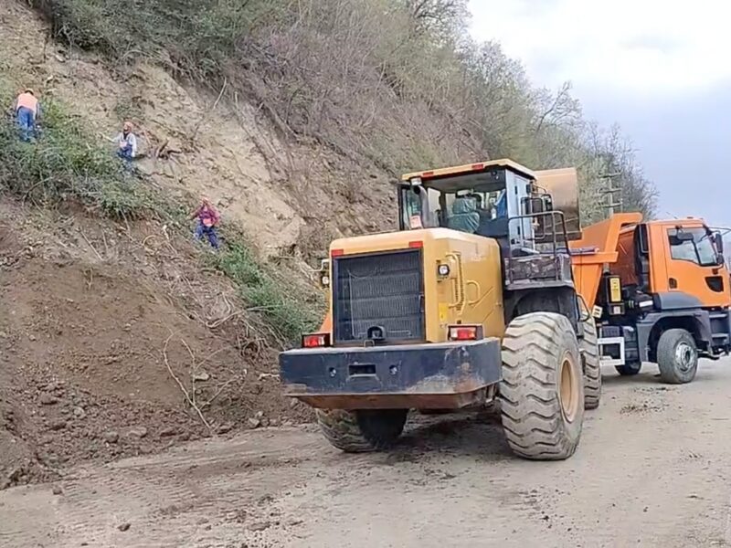 video: alunecările de teren de pe valea oltului de la călimănești - drumarii lucrează pentru a debloca drumul