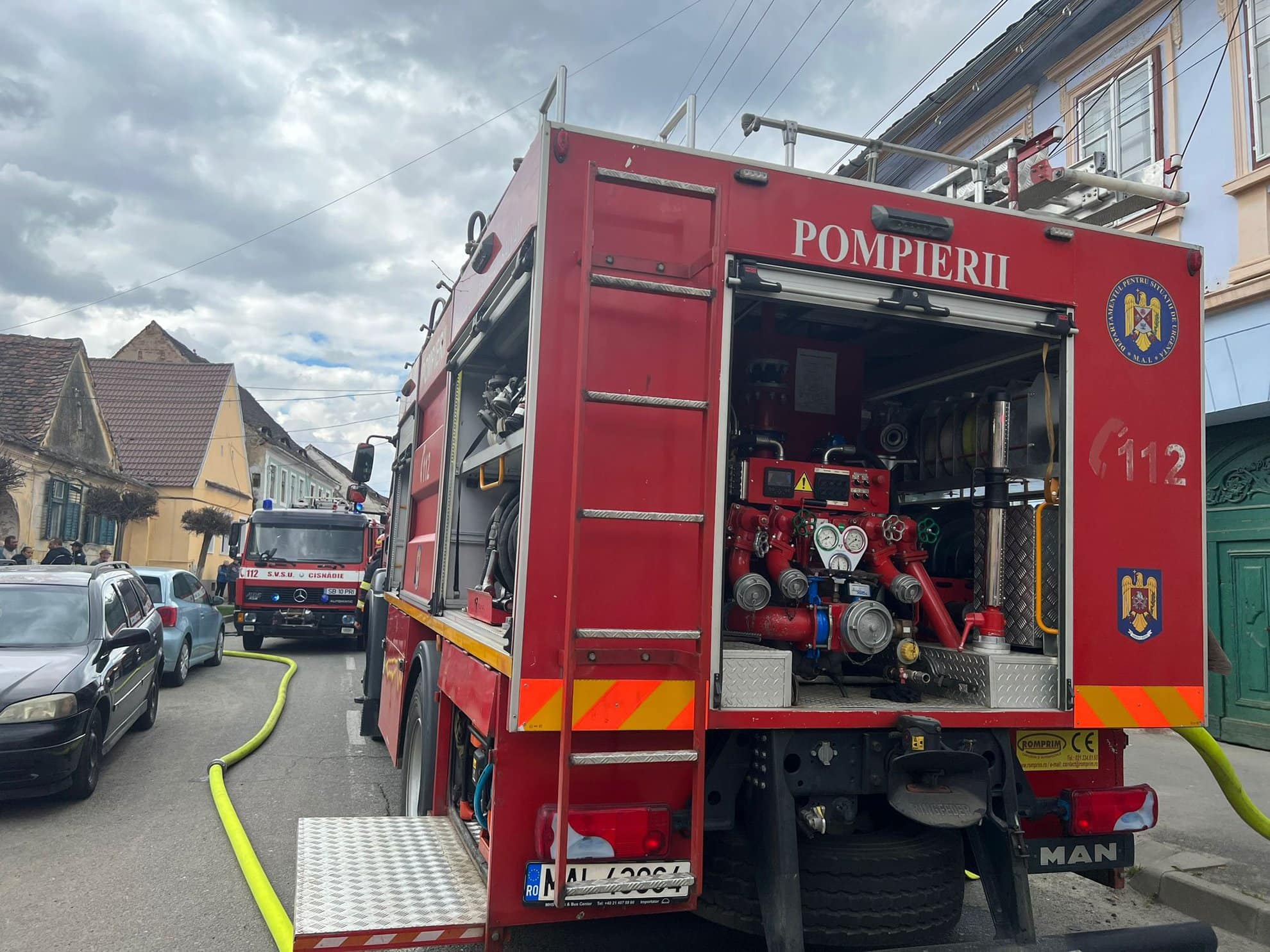 foto: casă în flăcări la cisnădie - trei copii duși la spital - pompierii au salvat și un câine