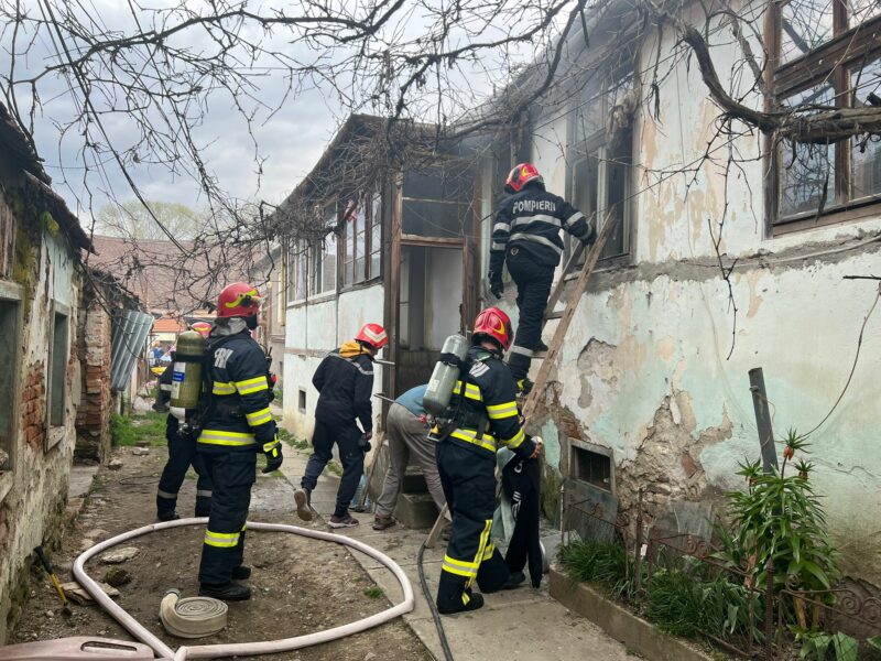 foto: casă în flăcări la cisnădie - trei copii duși la spital - pompierii au salvat și un câine