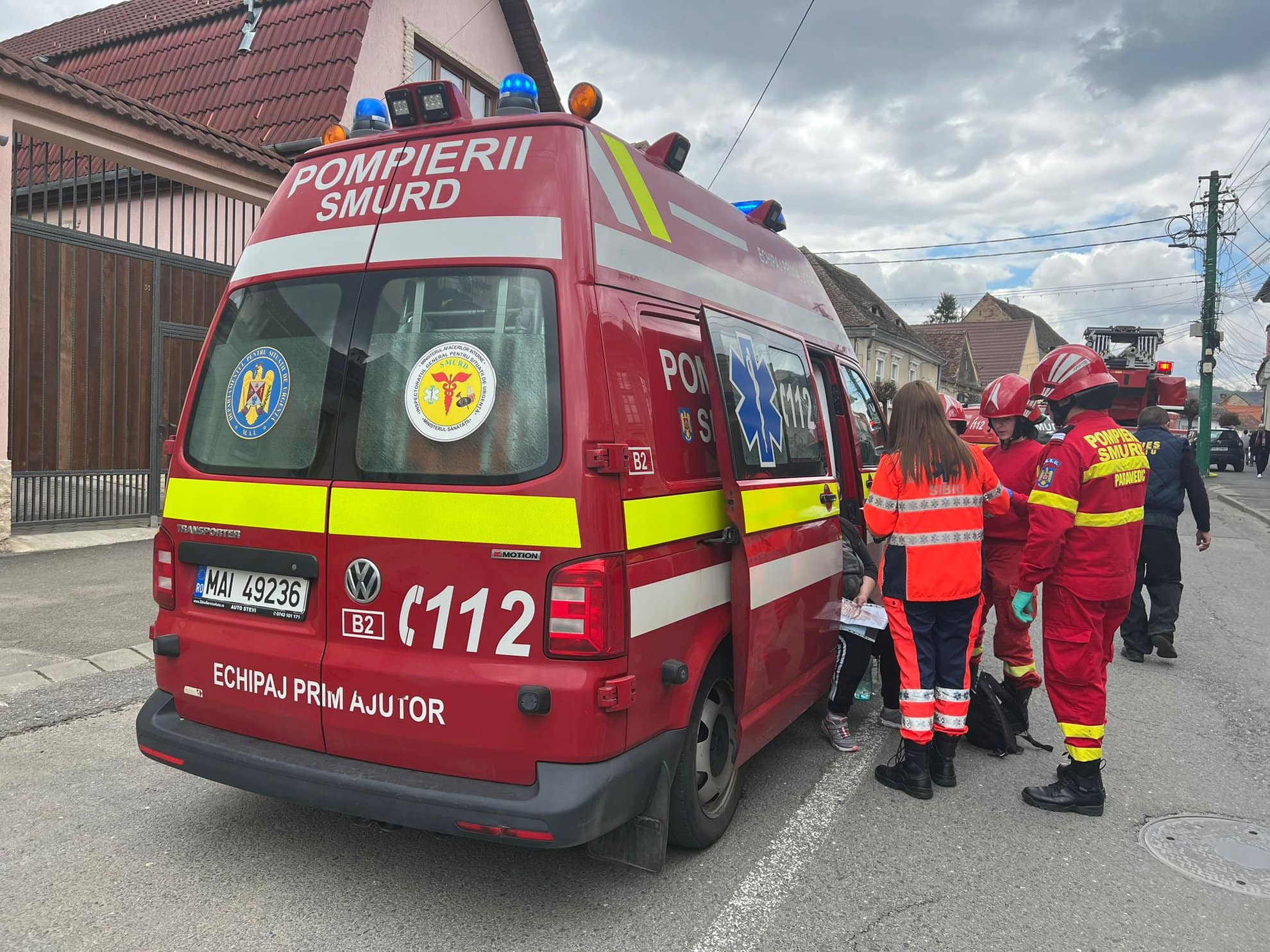 foto: casă în flăcări la cisnădie - trei copii duși la spital - pompierii au salvat și un câine