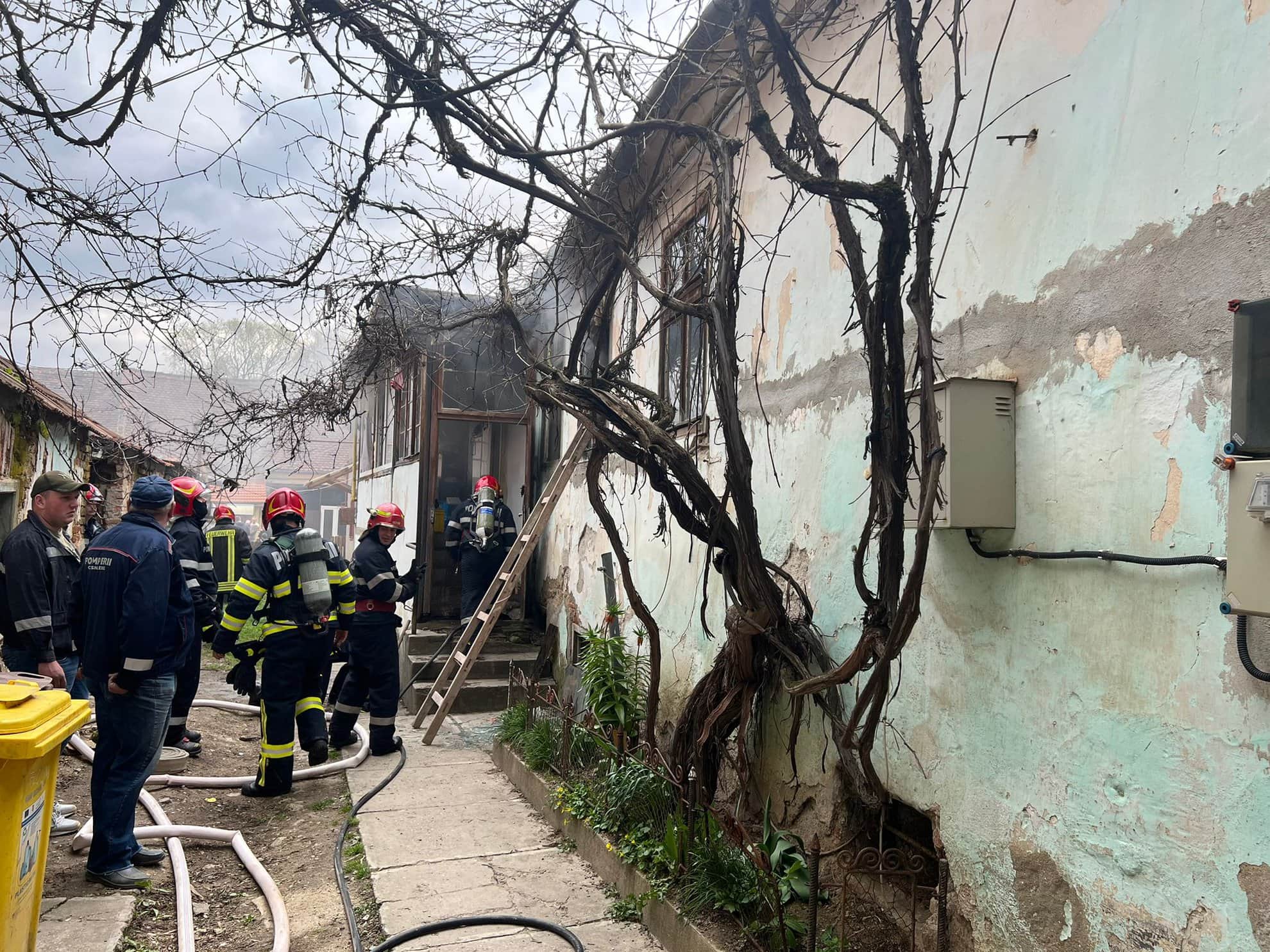 foto: casă în flăcări la cisnădie - trei copii duși la spital - pompierii au salvat și un câine