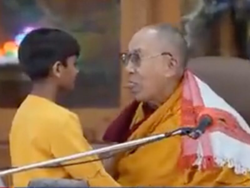 video: dalai lama, filmat când sărută un copil și îi spune să îi „sugă limba”