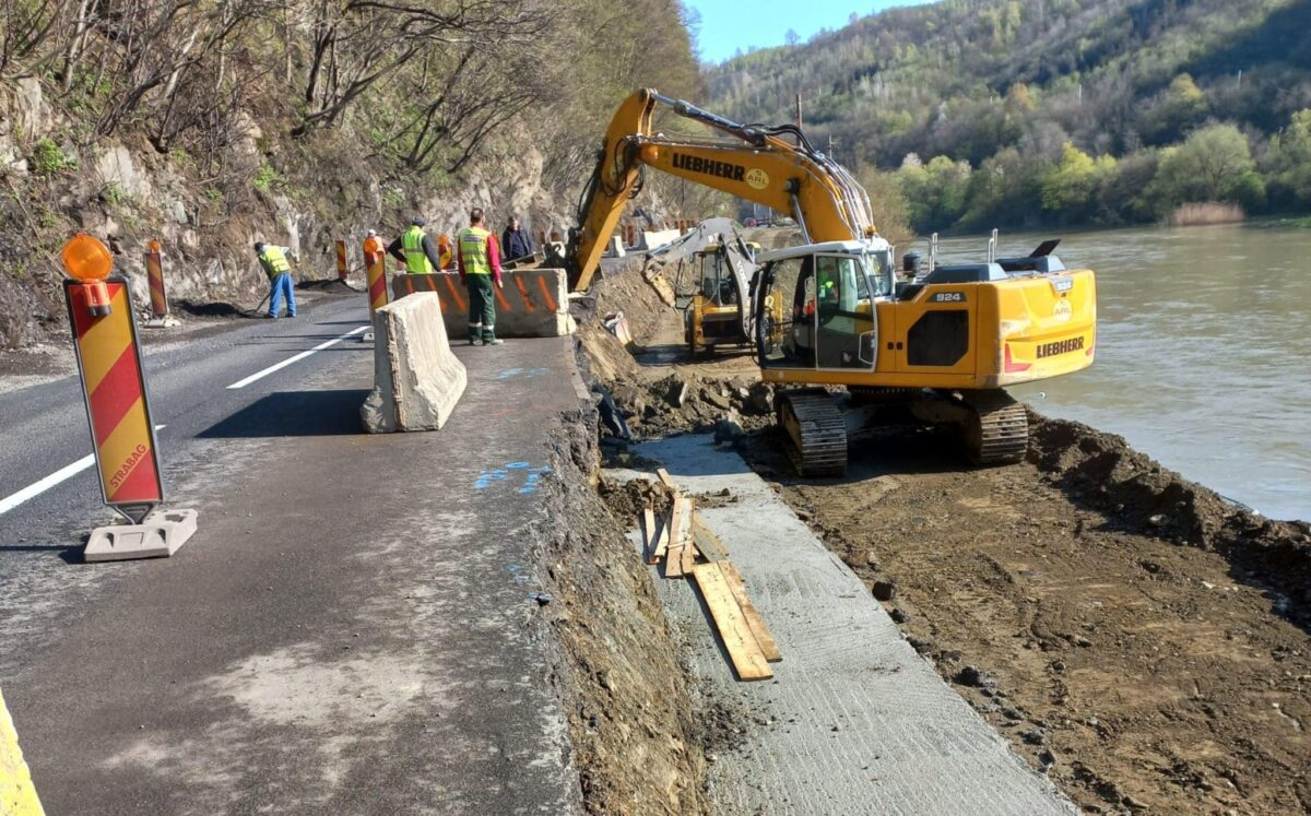 FOTO: Lucrările de pe DN7 de la Boița au fost reluate 