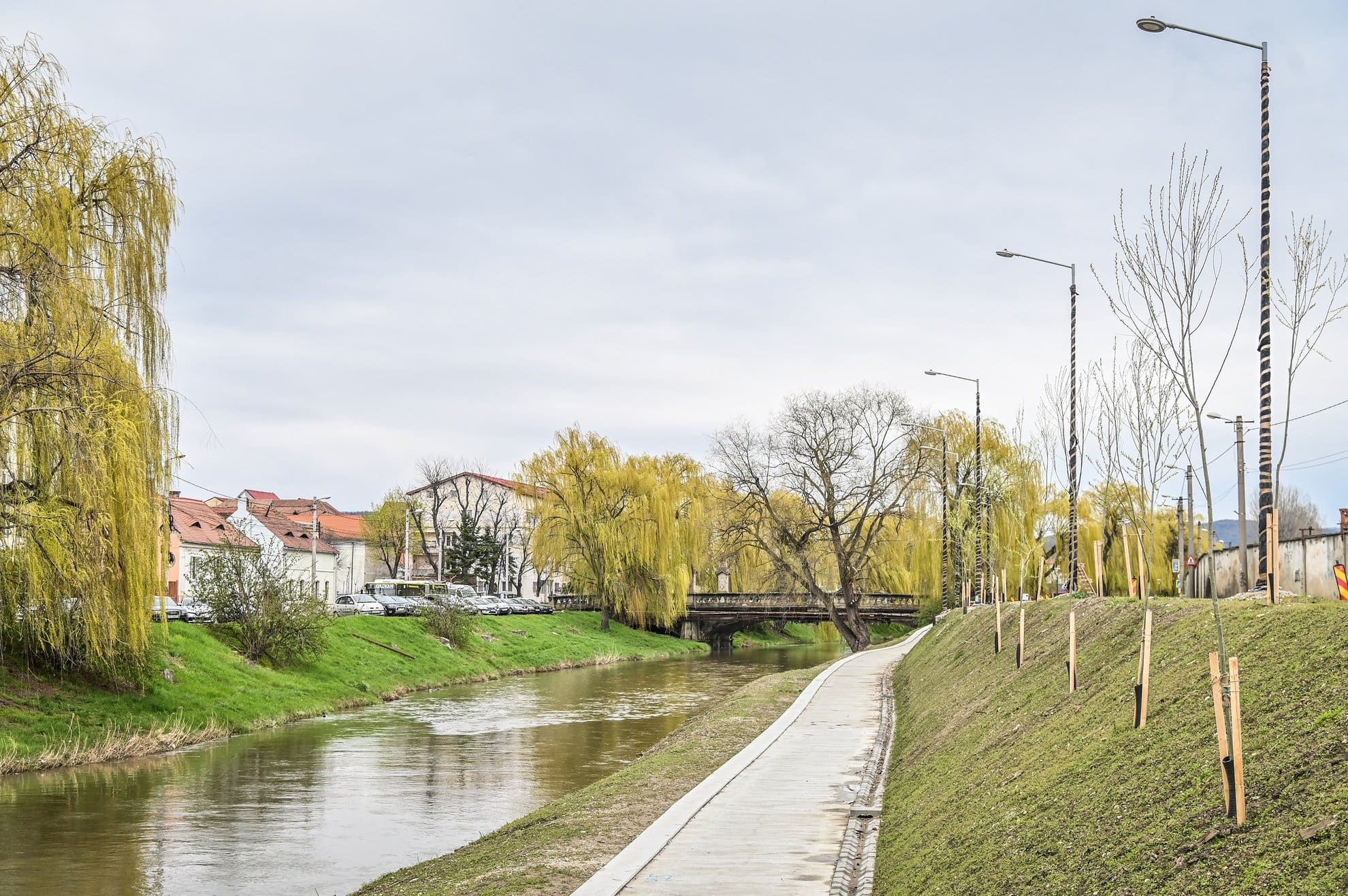 pista pentru biciclete de pe malurile cibinului e aproape gata - urmează amenajarea pasarelei circulare de la confluența cu pârâul rossbach