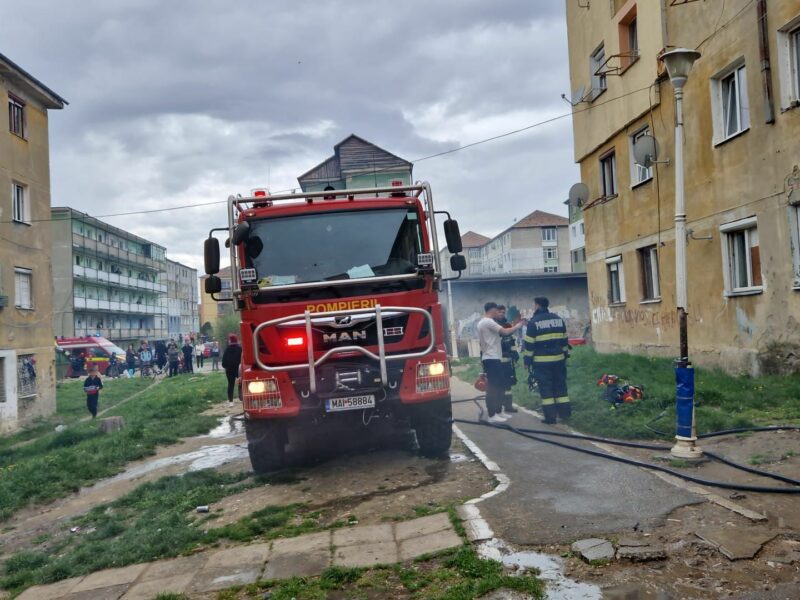 FOTO: Optzeci de persoane evacuate dintr-un bloc din Mediaș - Incendiu într-un apartament