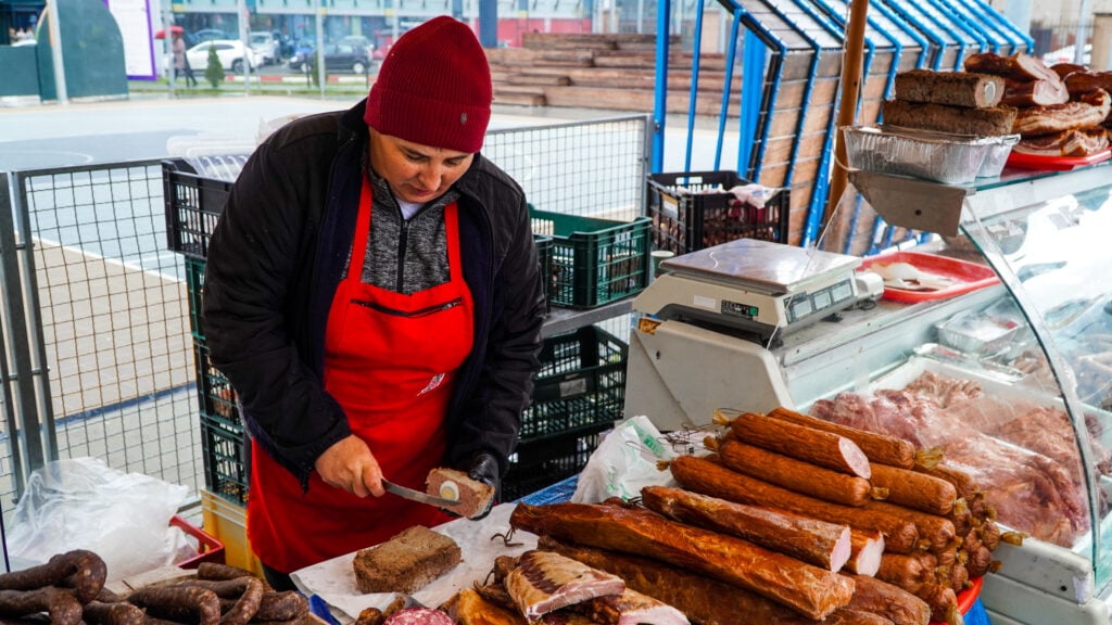 FOTO Febra cumpărăturilor de Paște - Drobul și pasca, „vedete” în Piața Tărănească - Oamenii s-au înghesuit și la ouă