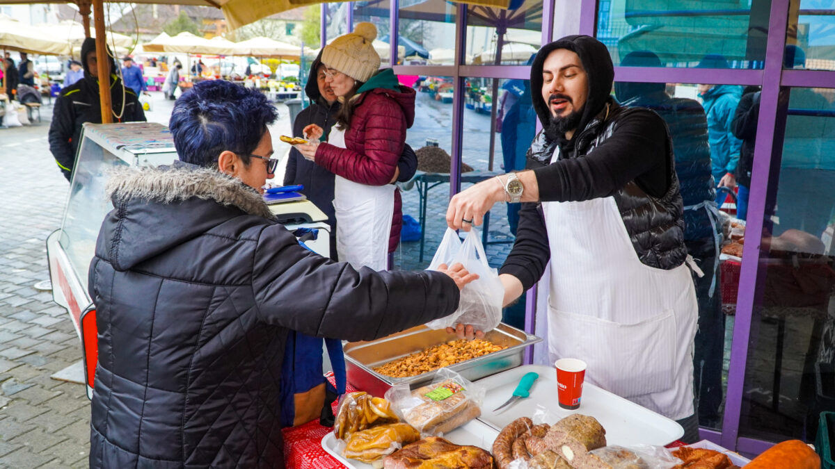 FOTO Febra cumpărăturilor de Paște - Drobul și pasca, „vedete” în Piața Tărănească - Oamenii s-au înghesuit și la ouă