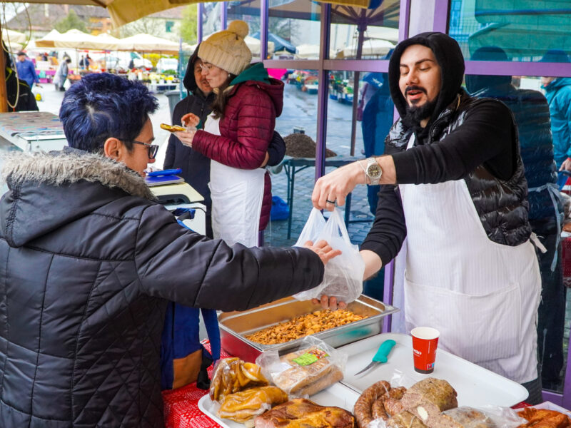 foto febra cumpărăturilor de paște - drobul și pasca, „vedete” în piața tărănească - oamenii s-au înghesuit și la ouă