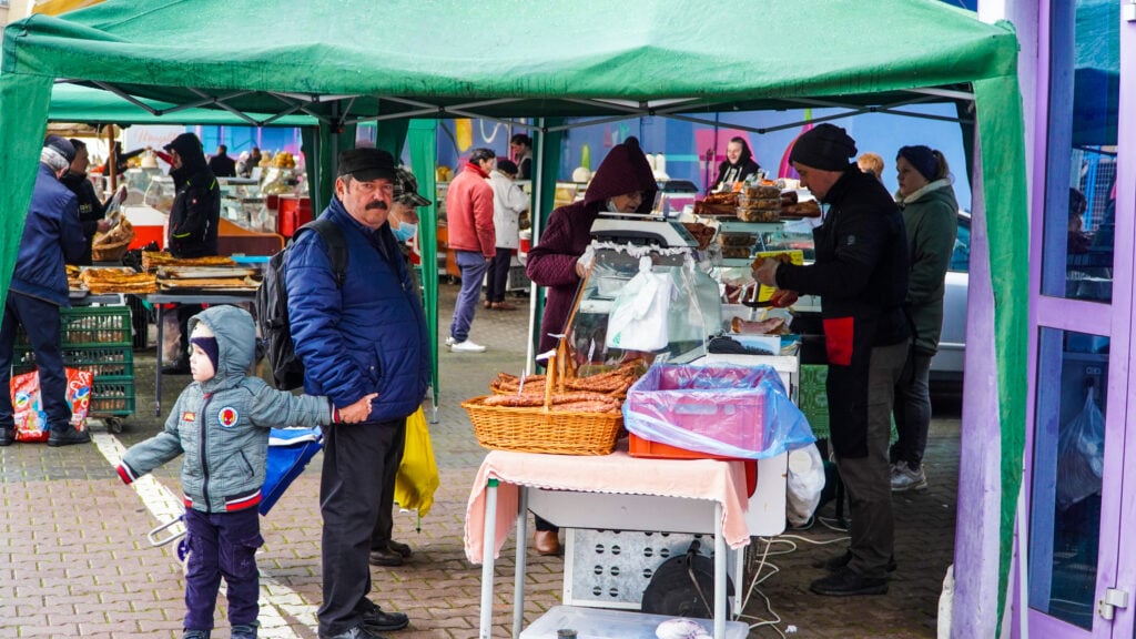 FOTO Febra cumpărăturilor de Paște - Drobul și pasca, „vedete” în Piața Tărănească - Oamenii s-au înghesuit și la ouă