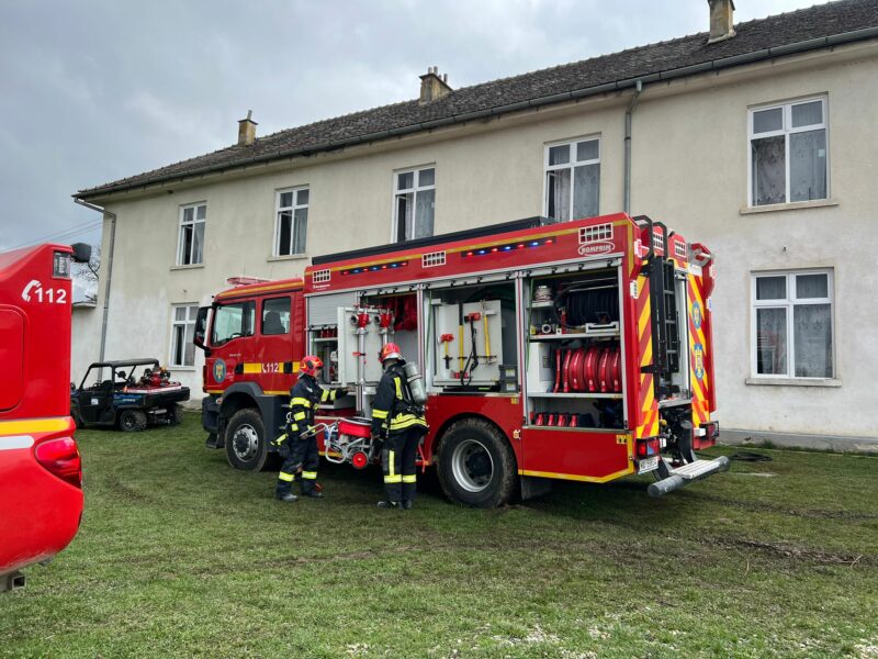 FOTO Incendiu la Școala din Scoreiu - Zeci de elevi și dascăli, evacuați de urgență