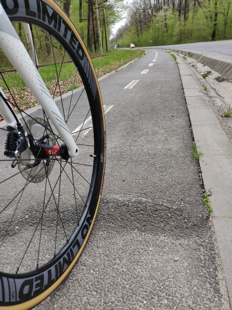 foto probleme la pista de biciclete din rășinari și cea de pe strada podului - sunt pline de denivelări, gropi și pietriș