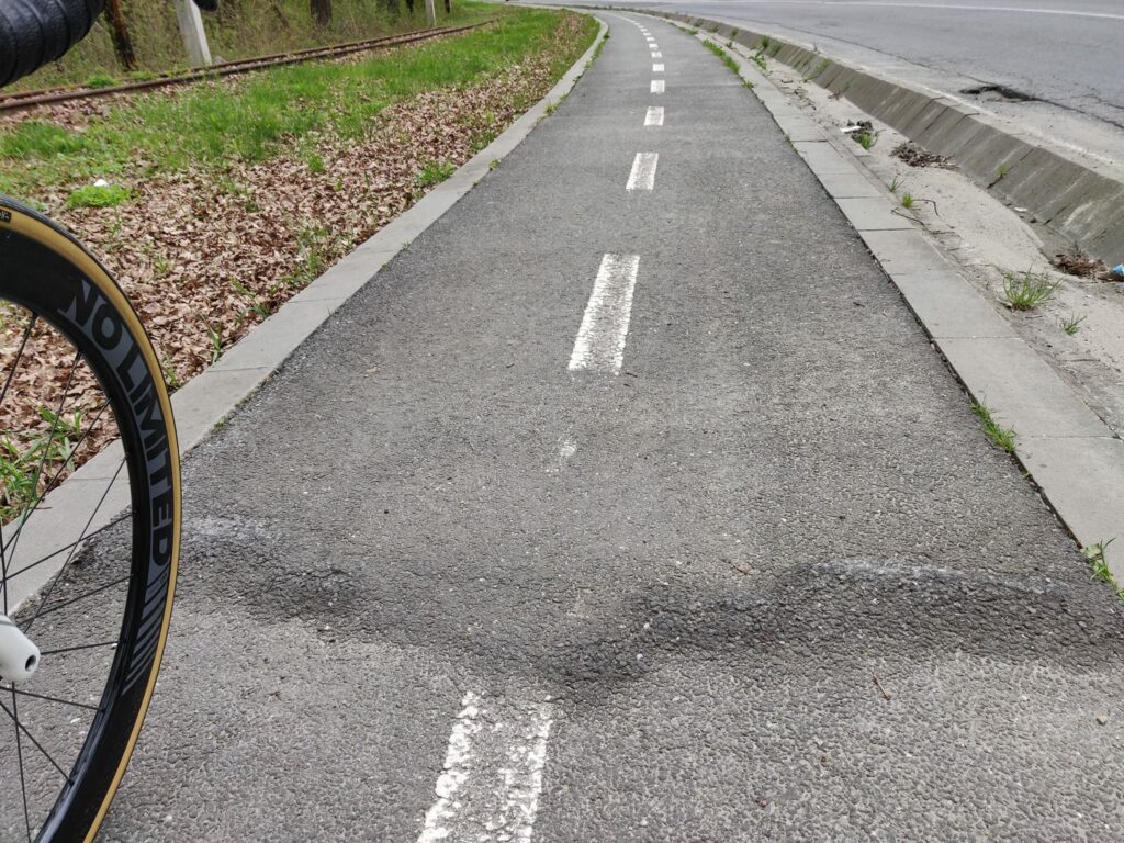 foto probleme la pista de biciclete din rășinari și cea de pe strada podului - sunt pline de denivelări, gropi și pietriș