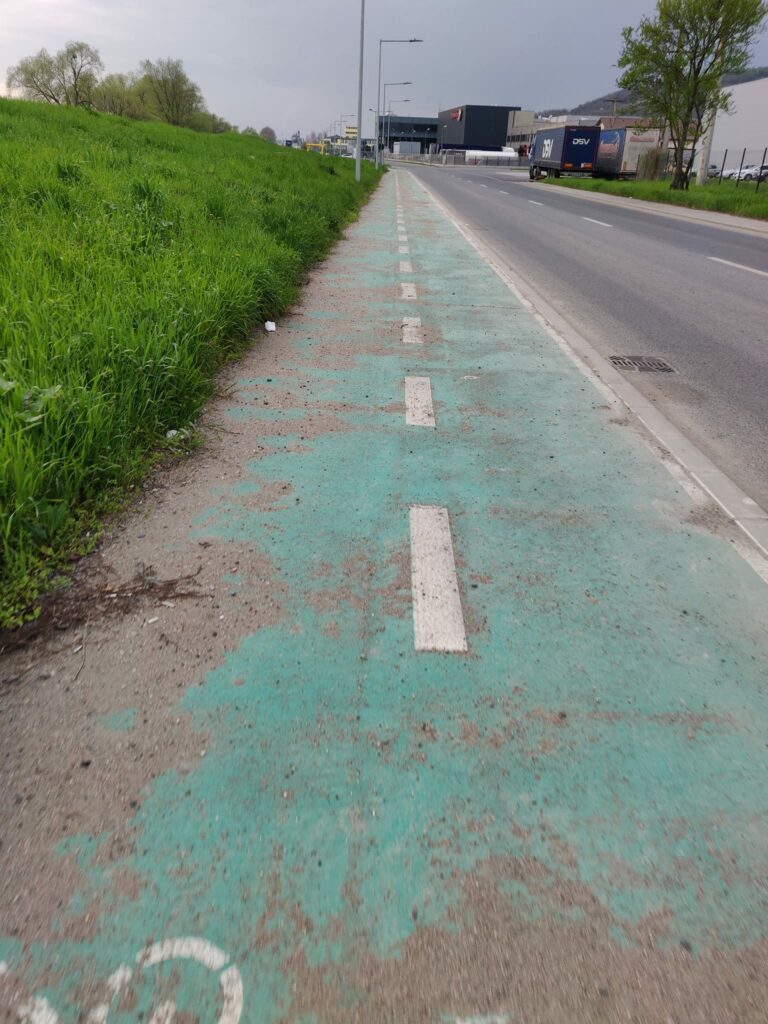 foto probleme la pista de biciclete din rășinari și cea de pe strada podului - sunt pline de denivelări, gropi și pietriș