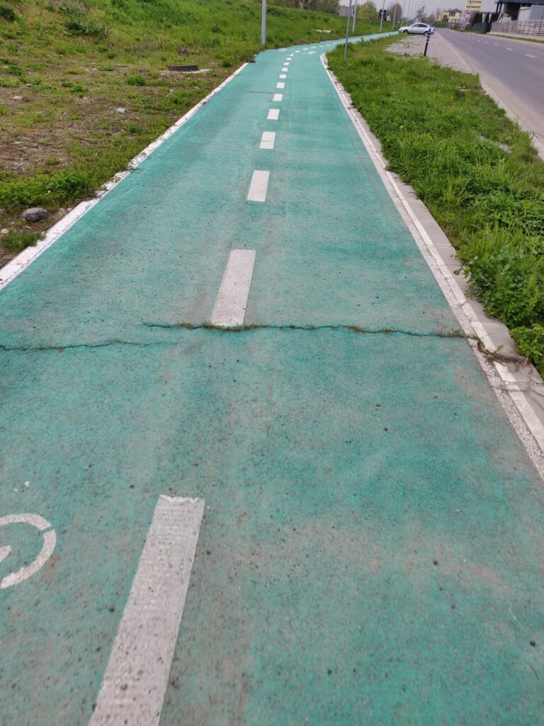 foto probleme la pista de biciclete din rășinari și cea de pe strada podului - sunt pline de denivelări, gropi și pietriș