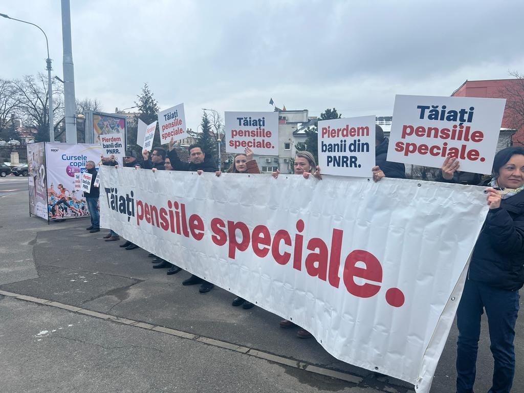 video: usr sibiu, protest spontan în fața magazinului dumbrava împotriva pensiilor speciale - cibu deaconu: „e de bun simț să le tăiem”