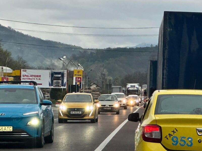 trafic infernal pe valea oltului - coloană de mașini de 20 de kilometri