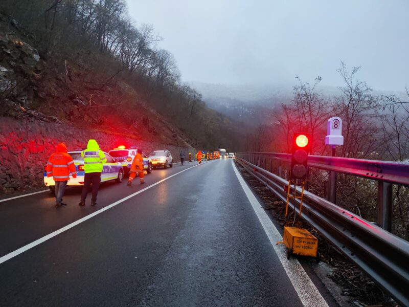 restricții de circulație pe valea oltului - căderi de pietre și alunecări de teren la câineni