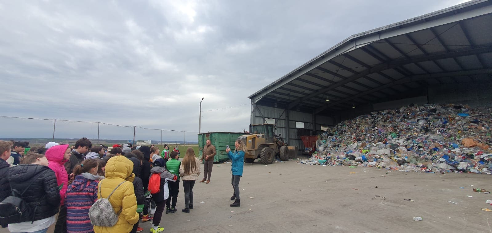 de la teorie la practică în săptămâna verde: sute de elevi sibieni au văzut cum se reciclează la stația de sortare soma