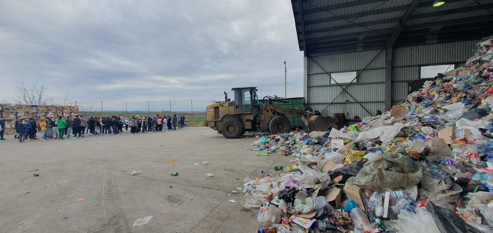 de la teorie la practică în săptămâna verde: sute de elevi sibieni au văzut cum se reciclează la stația de sortare soma