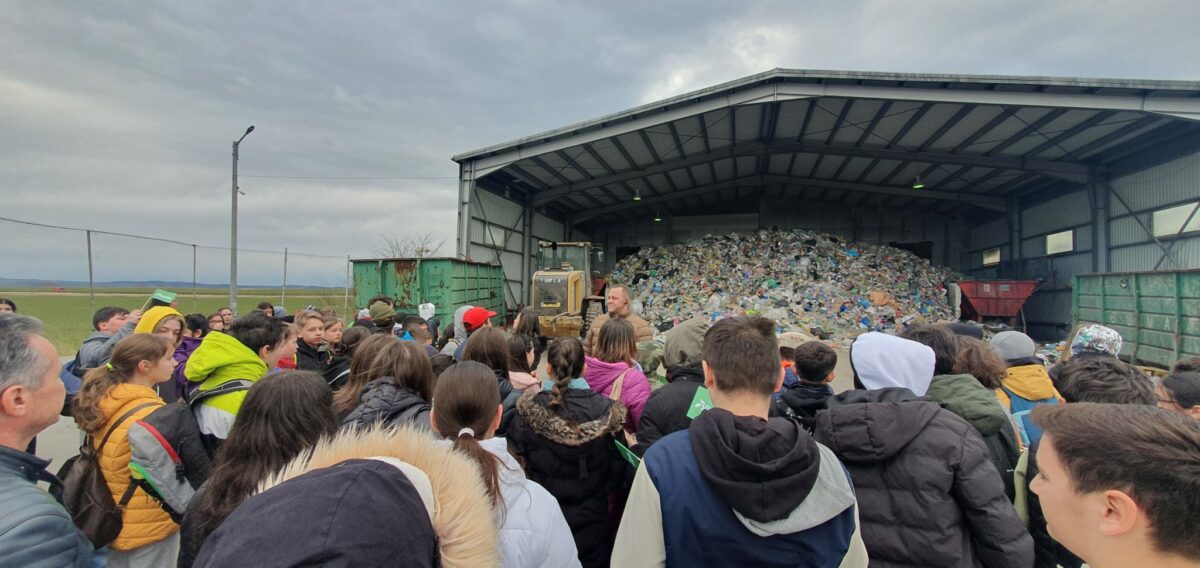 de la teorie la practică în săptămâna verde: sute de elevi sibieni au văzut cum se reciclează la stația de sortare soma