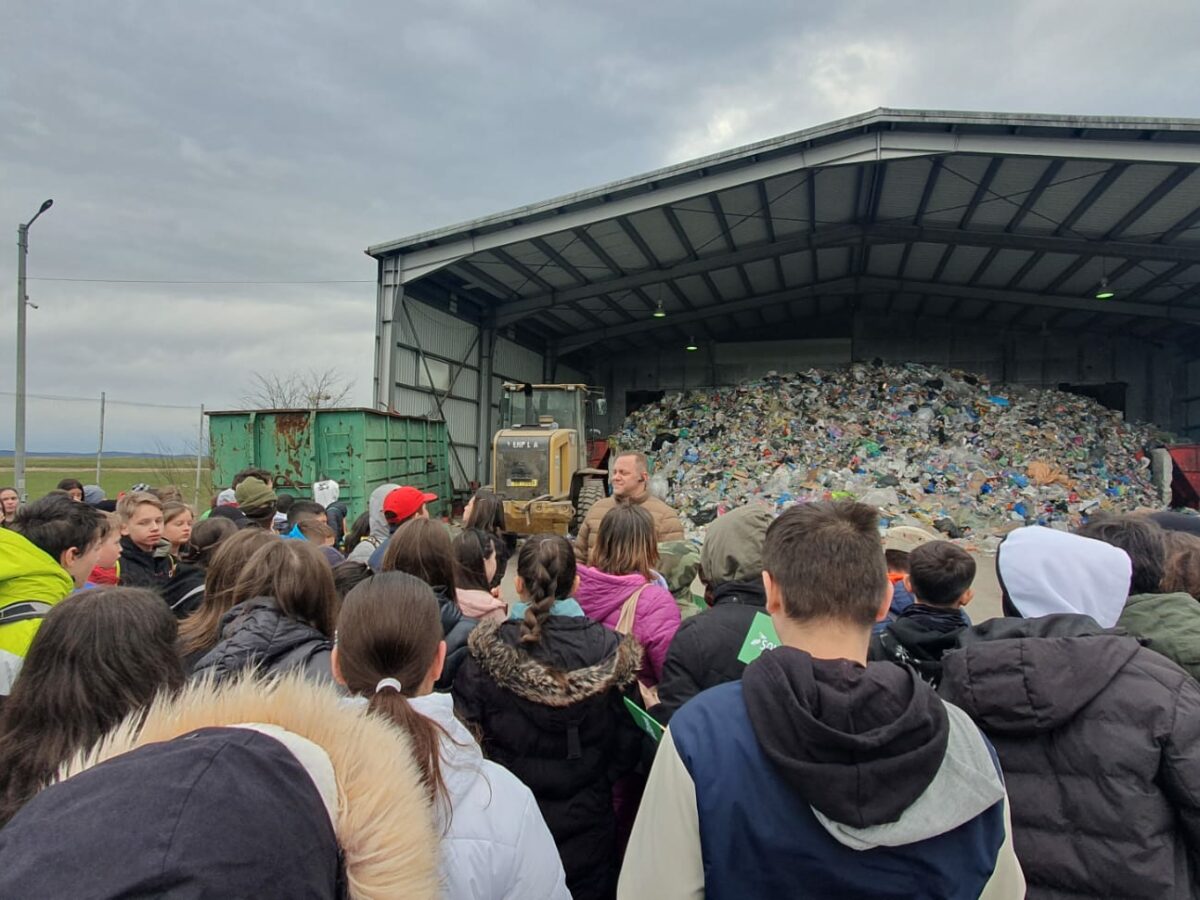 de la teorie la practică în săptămâna verde: sute de elevi sibieni au văzut cum se reciclează la stația de sortare soma