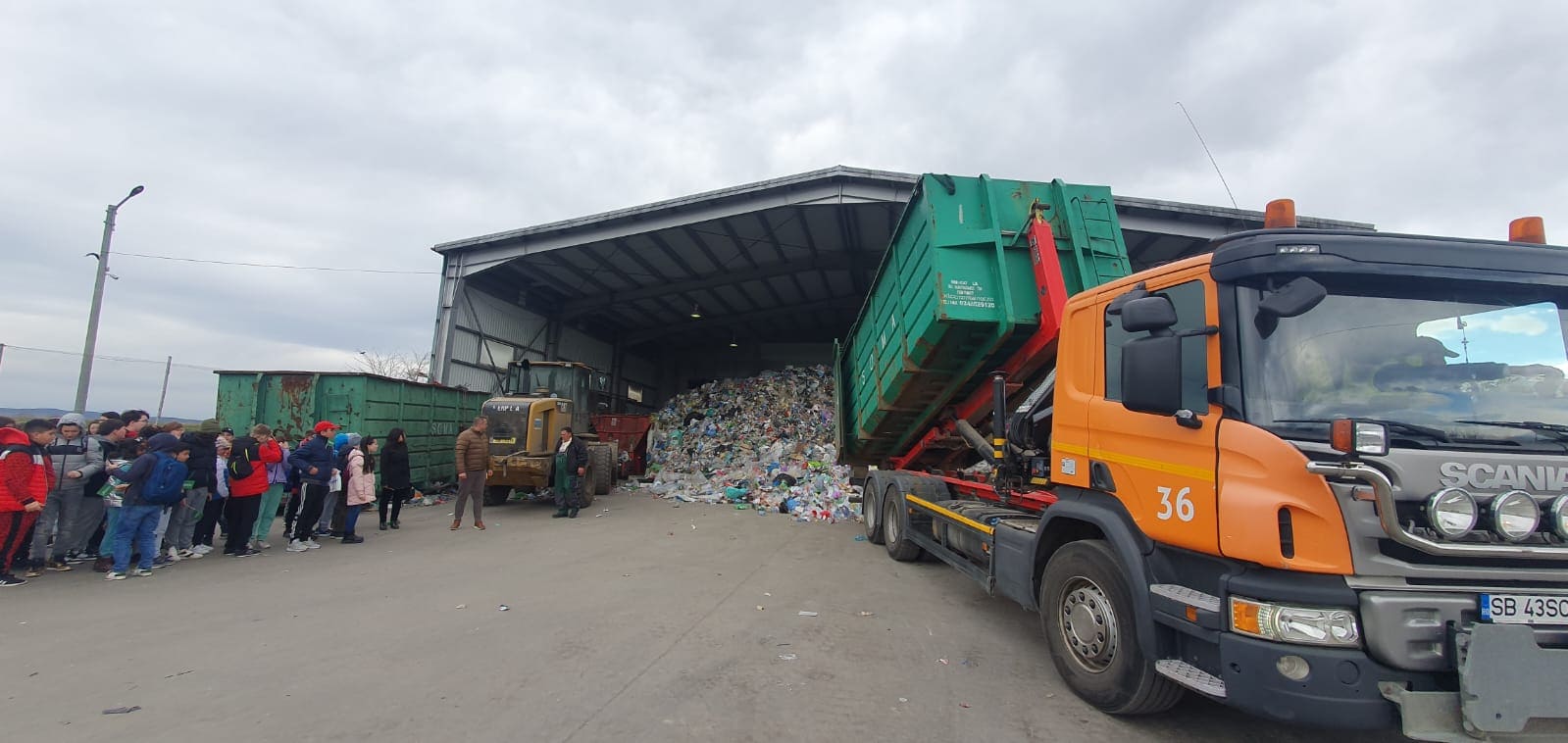 de la teorie la practică în săptămâna verde: sute de elevi sibieni au văzut cum se reciclează la stația de sortare soma