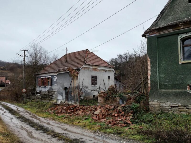 Satul din Transilvania unde cel mai tânăr locuitor are 70 de ani - Este situat la limita dintre județele Alba și Sibiu