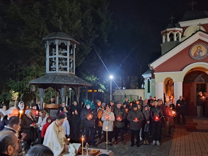 foto: slujbă de înviere la spitalul militar - medicii și pacienții au primit lumina sfântă  