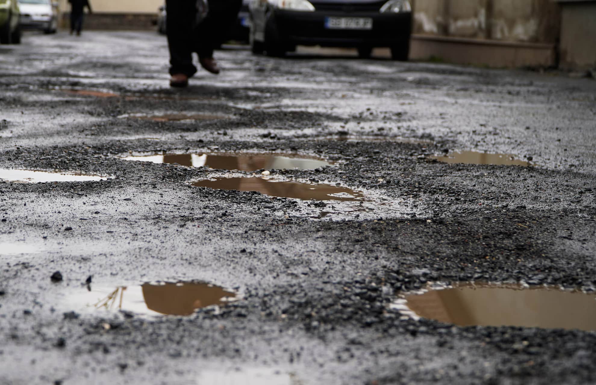 foto video calvarul trăit de locuitorii de pe strada trifoiului. de zece ani e plină de gropi – locatari: ”ne-am stricat mașinile”