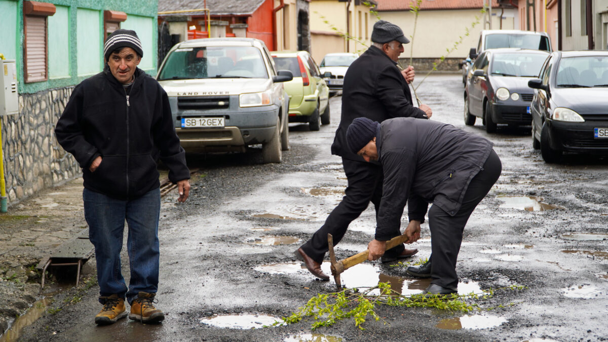 Primăria despre cea mai ”ciuruită” stradă cu gropi din Sibiu - ”Va fi modernizată. Până atunci va fi întreținută prin balastare”