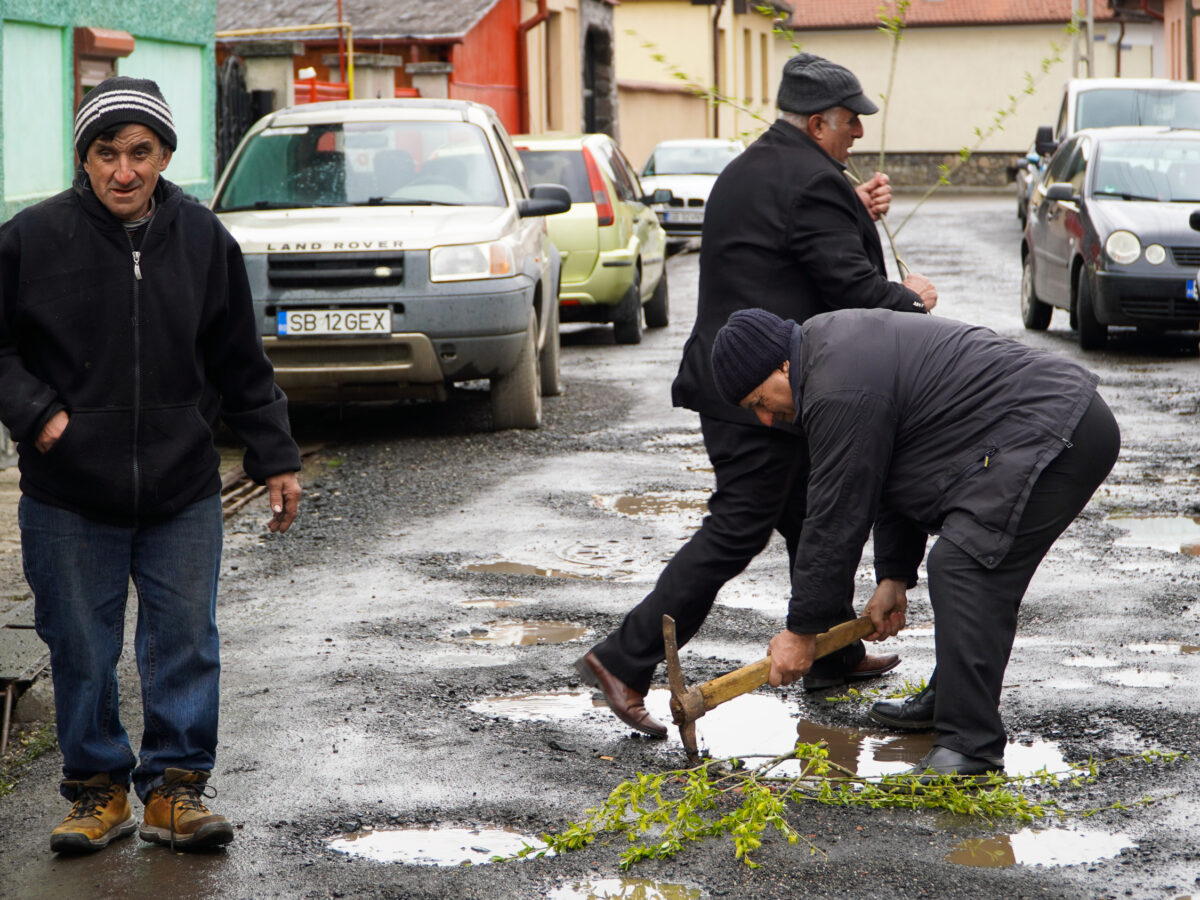 Primăria despre cea mai ”ciuruită” stradă cu gropi din Sibiu - ”Va fi modernizată. Până atunci va fi întreținută prin balastare”