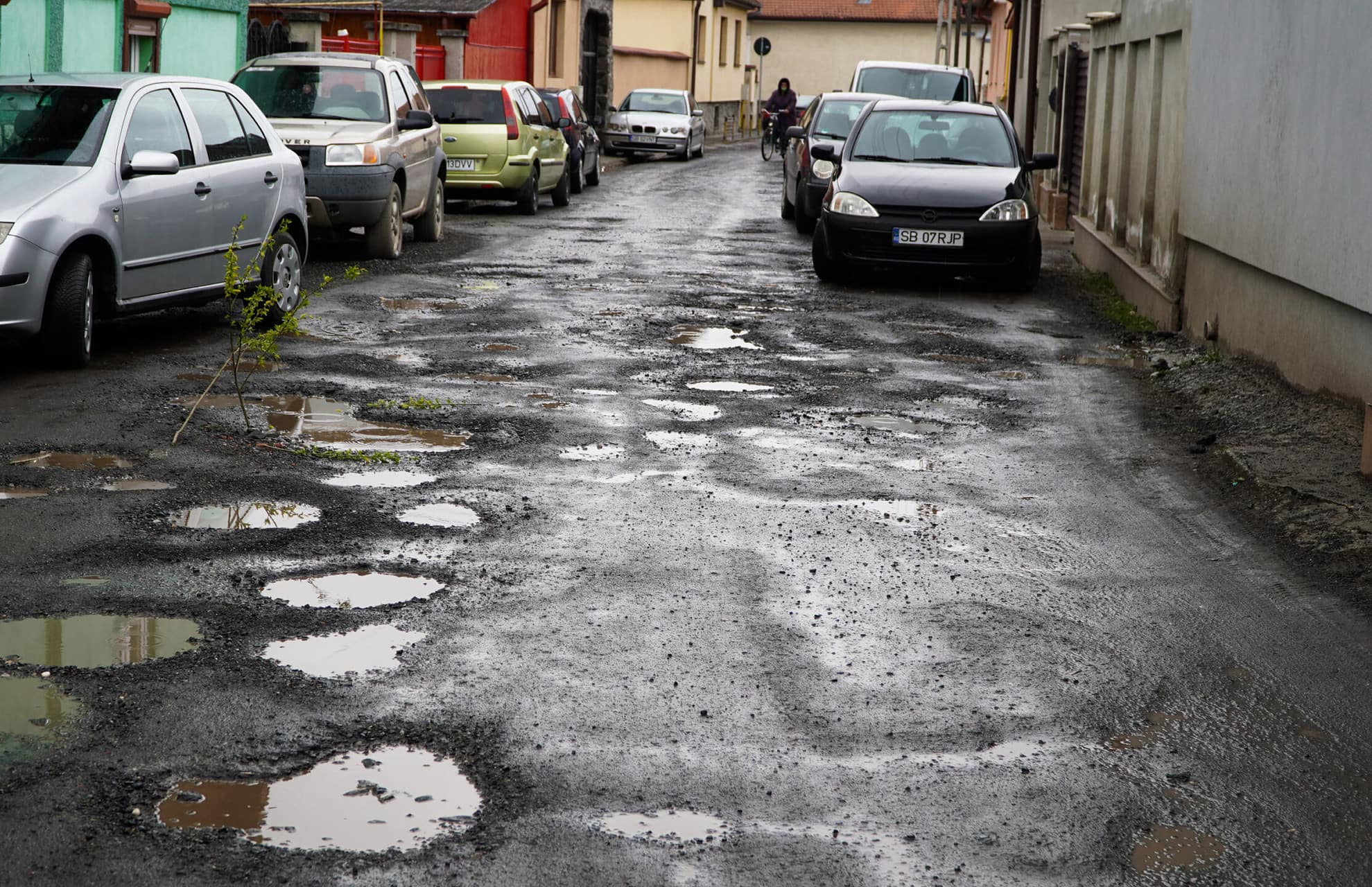 foto video calvarul trăit de locuitorii de pe strada trifoiului. de zece ani e plină de gropi – locatari: ”ne-am stricat mașinile”