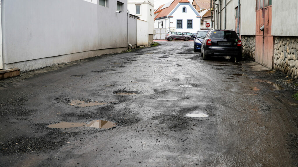 foto video calvarul trăit de locuitorii de pe strada trifoiului. de zece ani e plină de gropi – locatari: ”ne-am stricat mașinile”