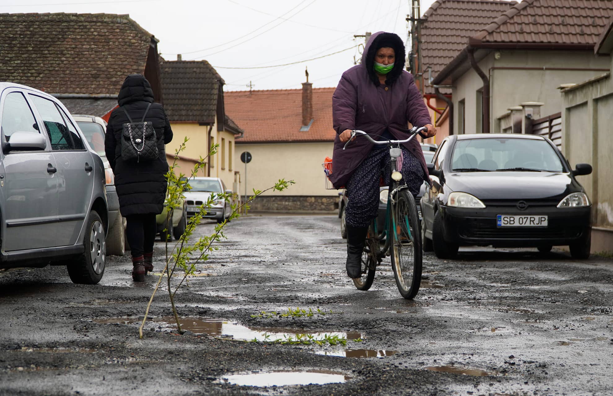 foto video calvarul trăit de locuitorii de pe strada trifoiului. de zece ani e plină de gropi – locatari: ”ne-am stricat mașinile”