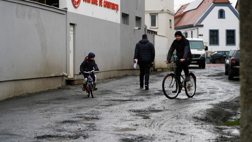 foto video calvarul trăit de locuitorii de pe strada trifoiului. de zece ani e plină de gropi – locatari: ”ne-am stricat mașinile”