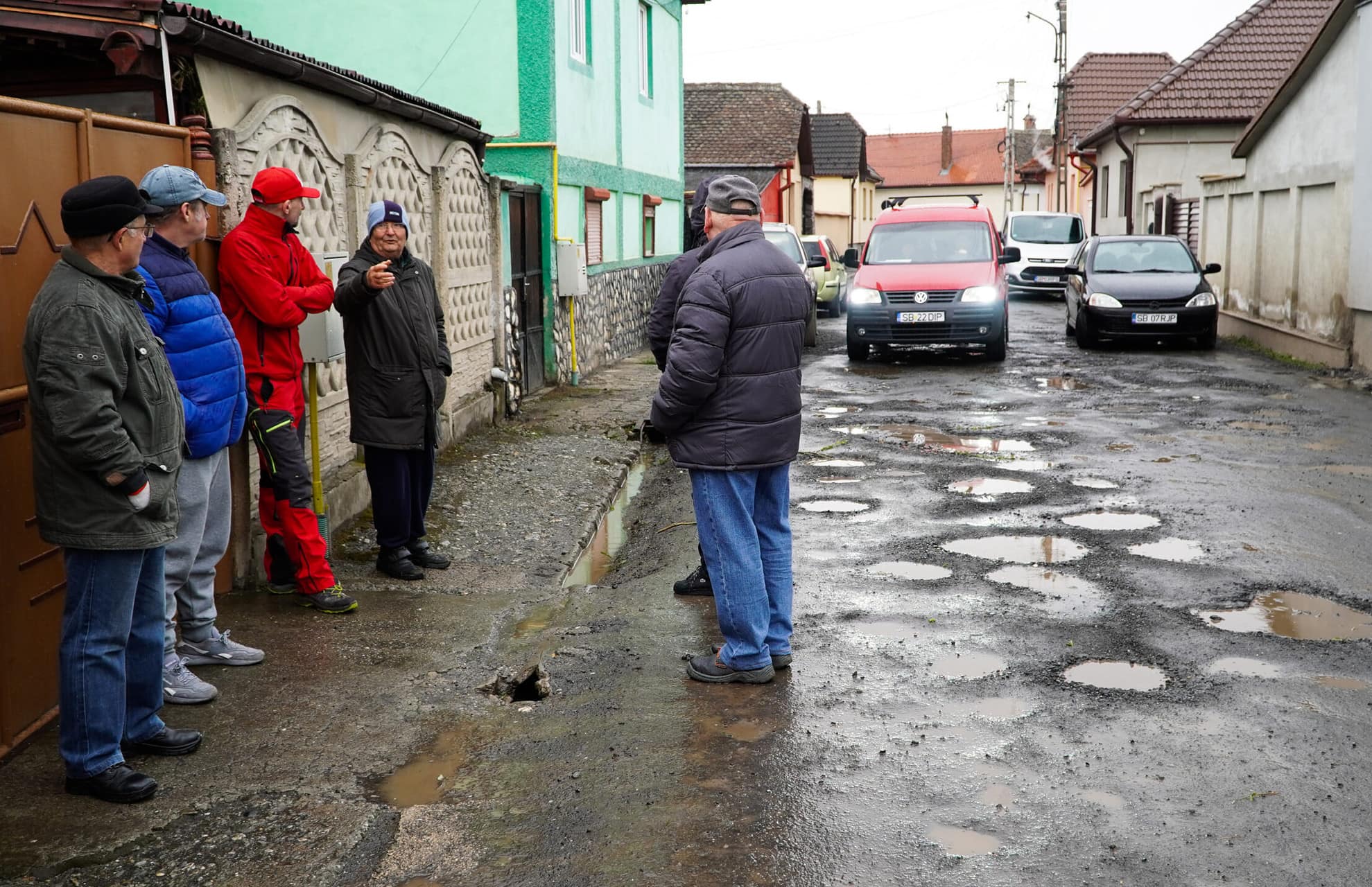 foto video calvarul trăit de locuitorii de pe strada trifoiului. de zece ani e plină de gropi – locatari: ”ne-am stricat mașinile”